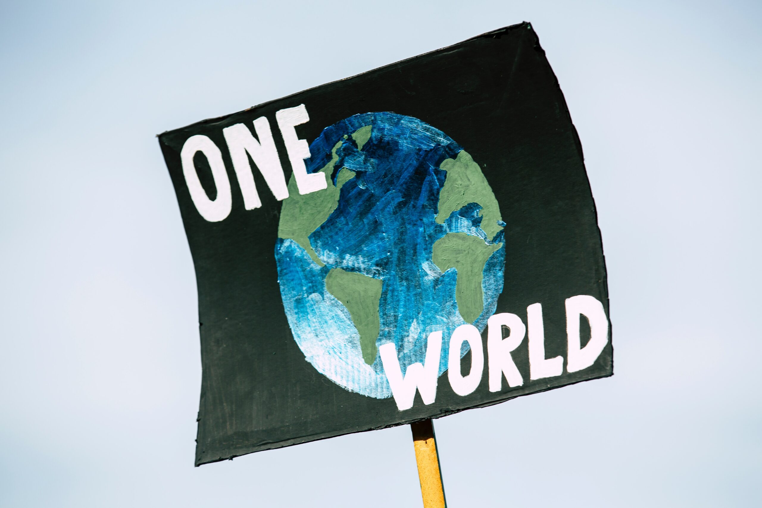 Plakat med bild på jordklotet och texten One world