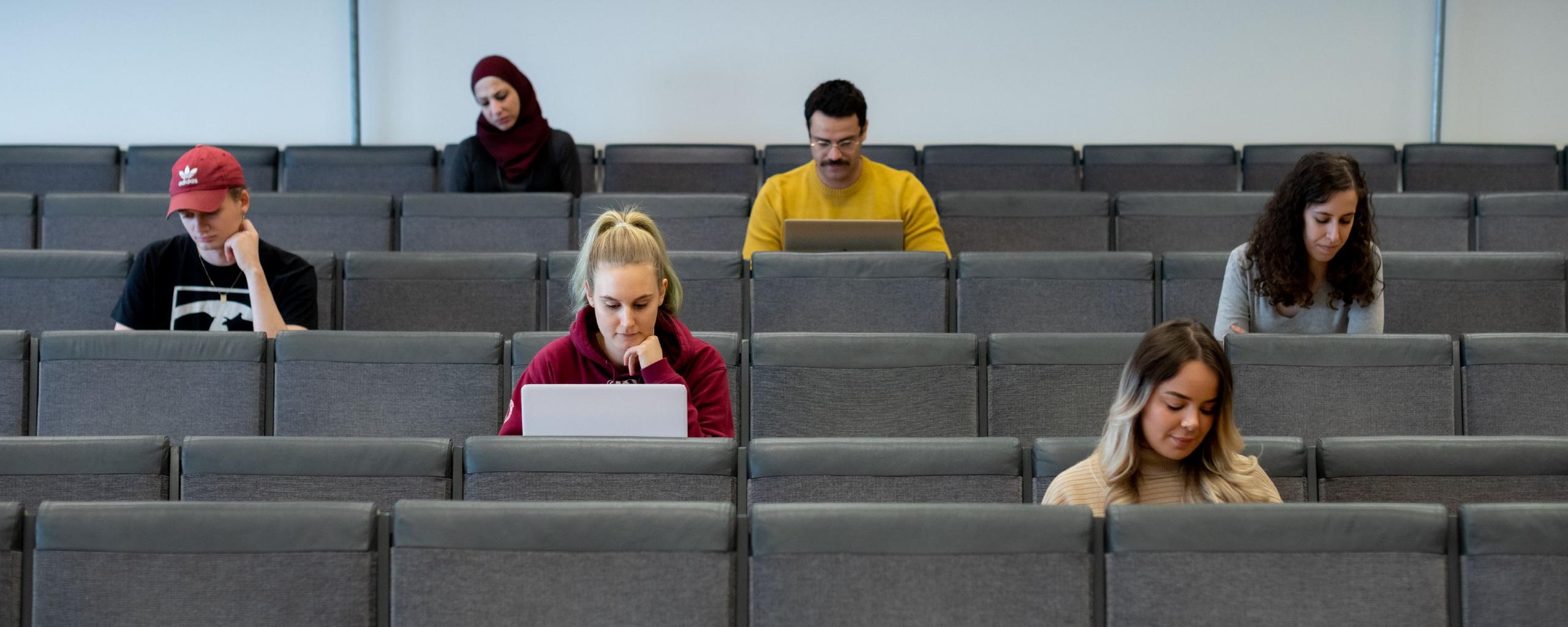 Studenter i ett klassrum i Pedagogen.
